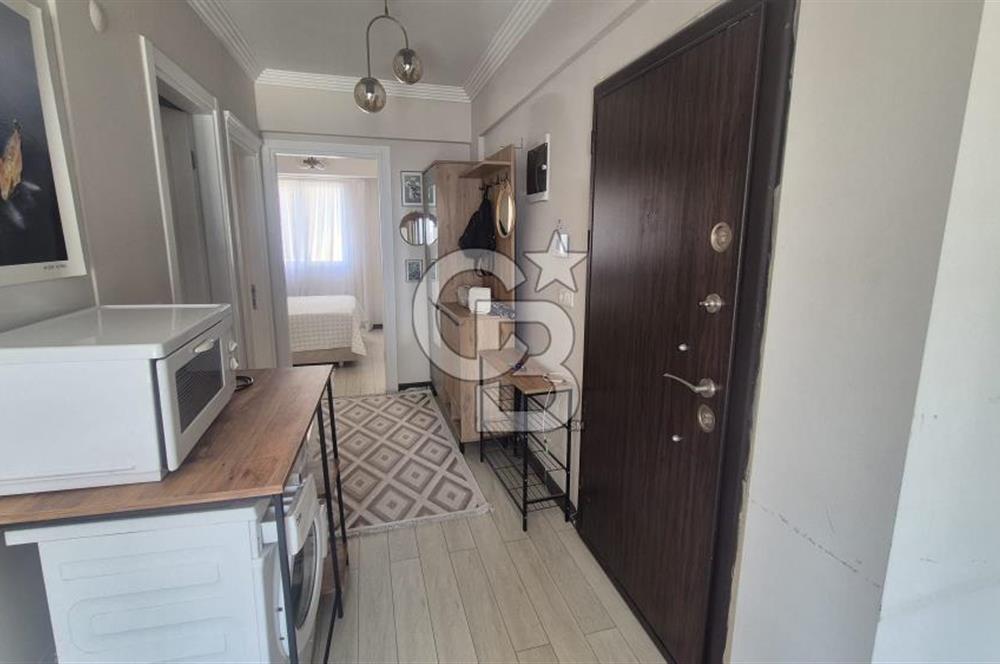 BUCA KURUÇEŞME DOĞUŞ CADDESİNDE EŞYALI BALKONLU ARAKAT SATILIK 2+1 DAİRE
