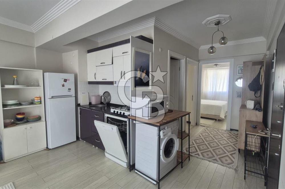 BUCA KURUÇEŞME DOĞUŞ CADDESİNDE EŞYALI BALKONLU ARAKAT SATILIK 2+1 DAİRE