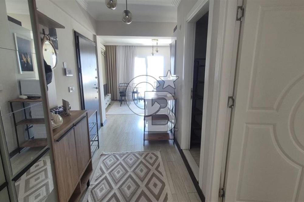 BUCA KURUÇEŞME DOĞUŞ CADDESİNDE EŞYALI BALKONLU ARAKAT SATILIK 2+1 DAİRE