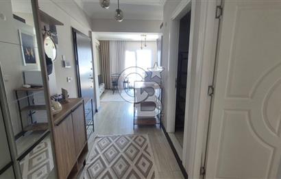 BUCA KURUÇEŞME DOĞUŞ CADDESİNDE EŞYALI BALKONLU ARAKAT SATILIK 2+1 DAİRE