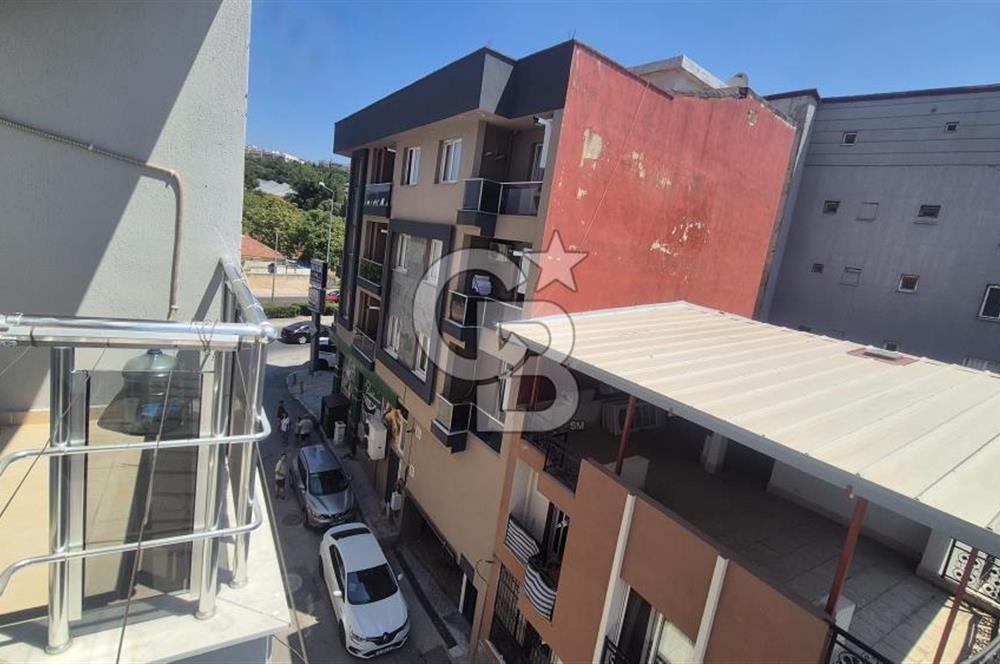BUCA KURUÇEŞME DOĞUŞ CADDESİNDE EŞYALI BALKONLU ARAKAT SATILIK 2+1 DAİRE