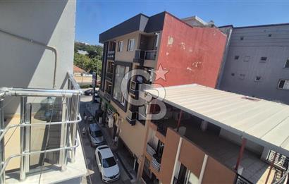 BUCA KURUÇEŞME DOĞUŞ CADDESİNDE EŞYALI BALKONLU ARAKAT SATILIK 2+1 DAİRE