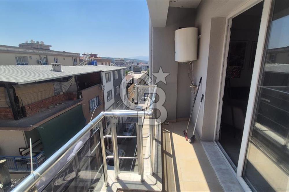 BUCA KURUÇEŞME DOĞUŞ CADDESİNDE EŞYALI BALKONLU ARAKAT SATILIK 2+1 DAİRE