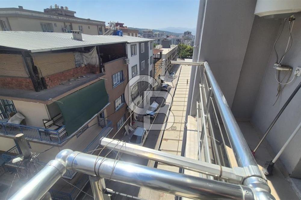 BUCA KURUÇEŞME DOĞUŞ CADDESİNDE EŞYALI BALKONLU ARAKAT SATILIK 2+1 DAİRE