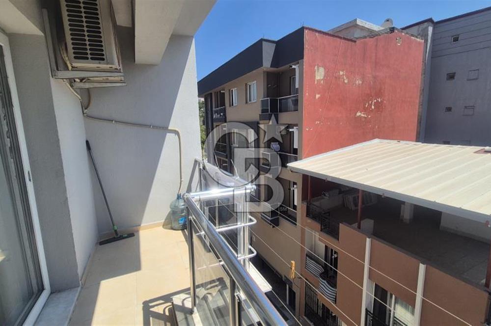 BUCA KURUÇEŞME DOĞUŞ CADDESİNDE EŞYALI BALKONLU ARAKAT SATILIK 2+1 DAİRE
