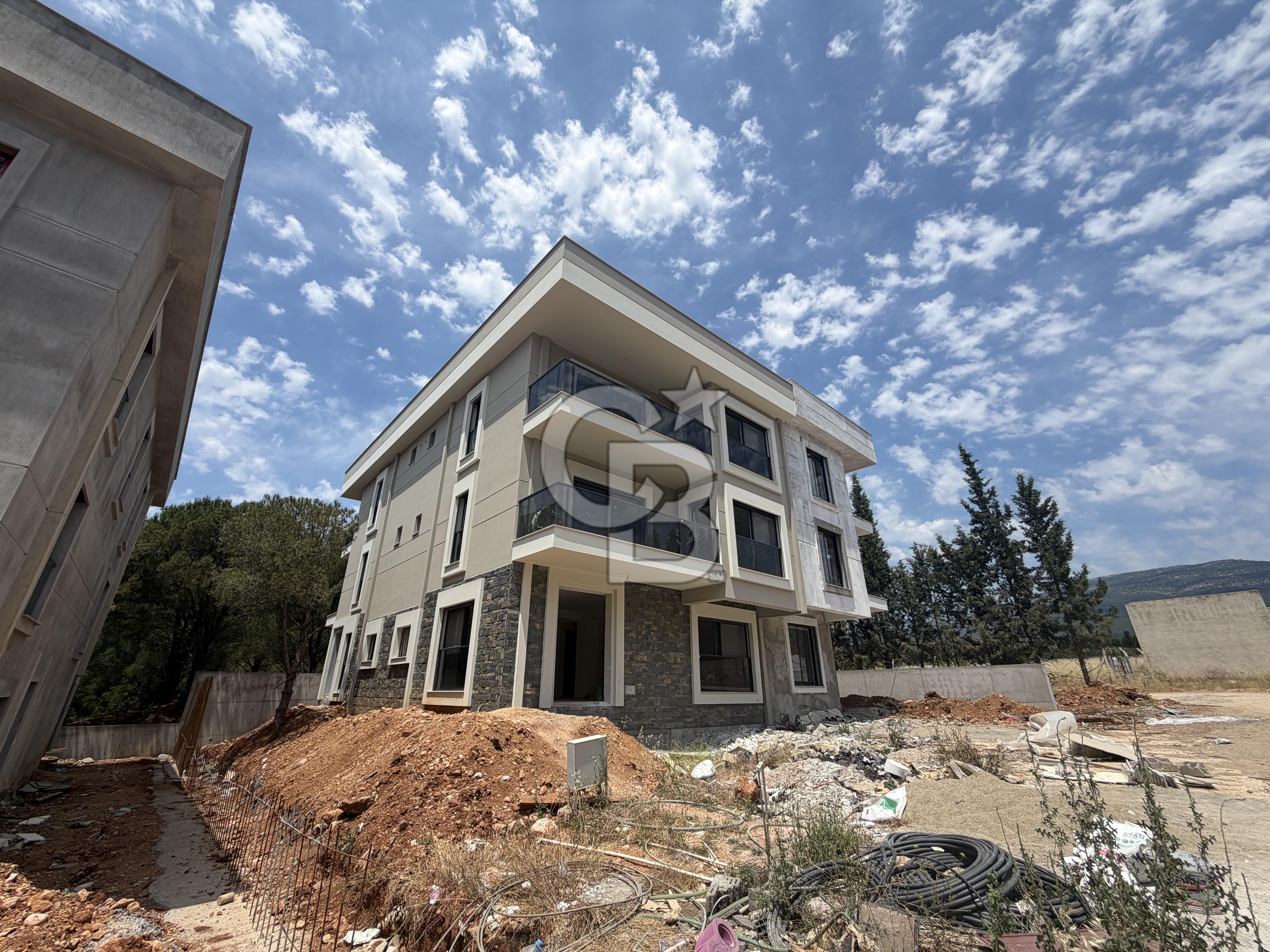 Kemalpaşa Sütçüler'de Site İçi, Geniş Bahçeli Sıfır Lüks Villa