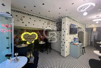 Kadıköy Caferağa’nın en hareketli ve keyifli lokasyonlarından birinde, hazır kurulu düzeniyle devren kiralık kafe fırsatı. - 1 - 366533