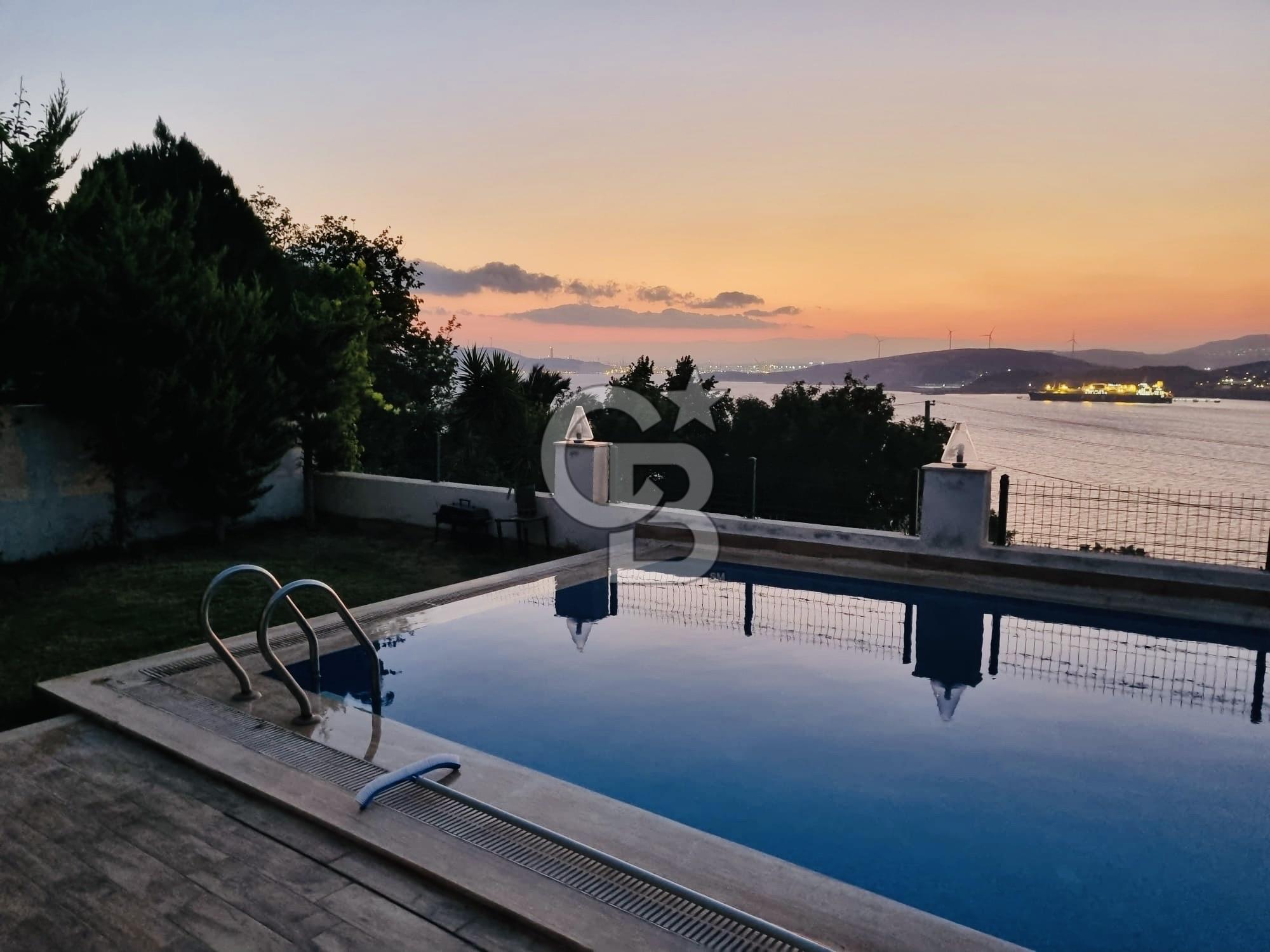 YENİ FOÇA’DA DENİZ MANZARALI, HAVUZLU 4+1 SATILIK VİLLA
