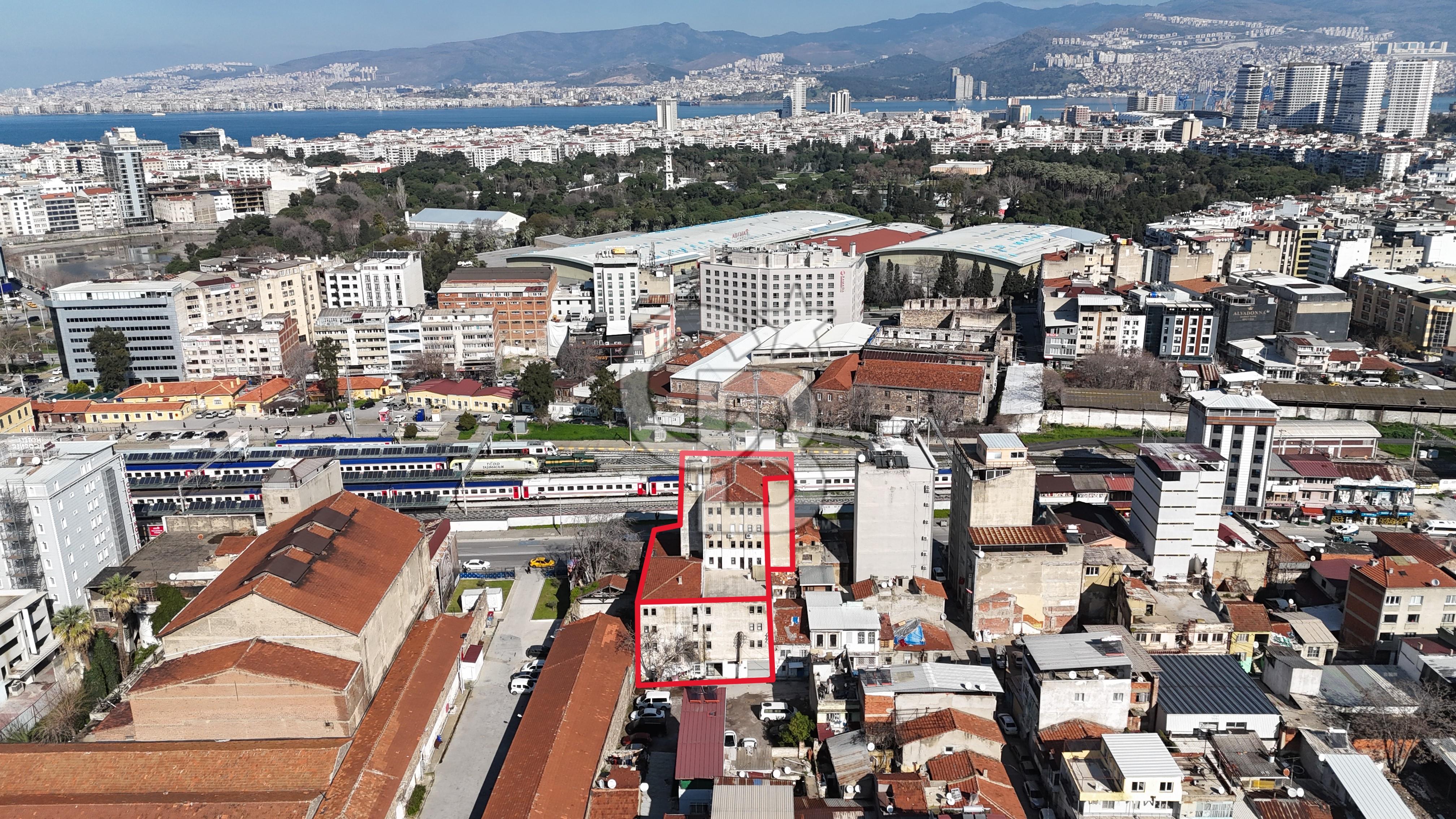 GAZİ BULVARINDA BALKONLU 20 M²  OFİS