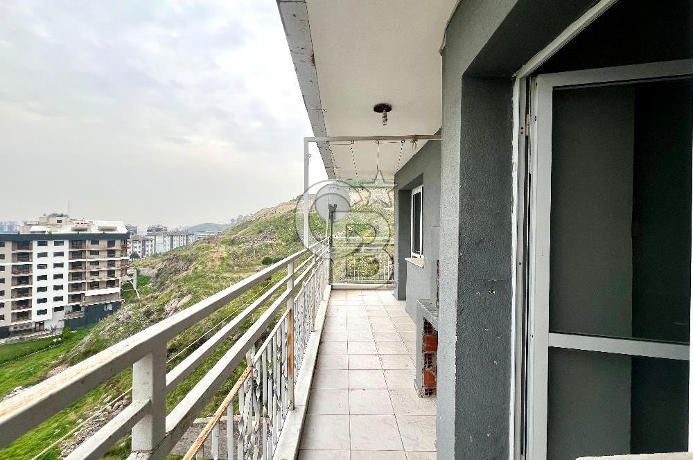 Karşıyaka Zübeyde Hanım Mahallesi'nde 3+1 Satılık Boş Daire