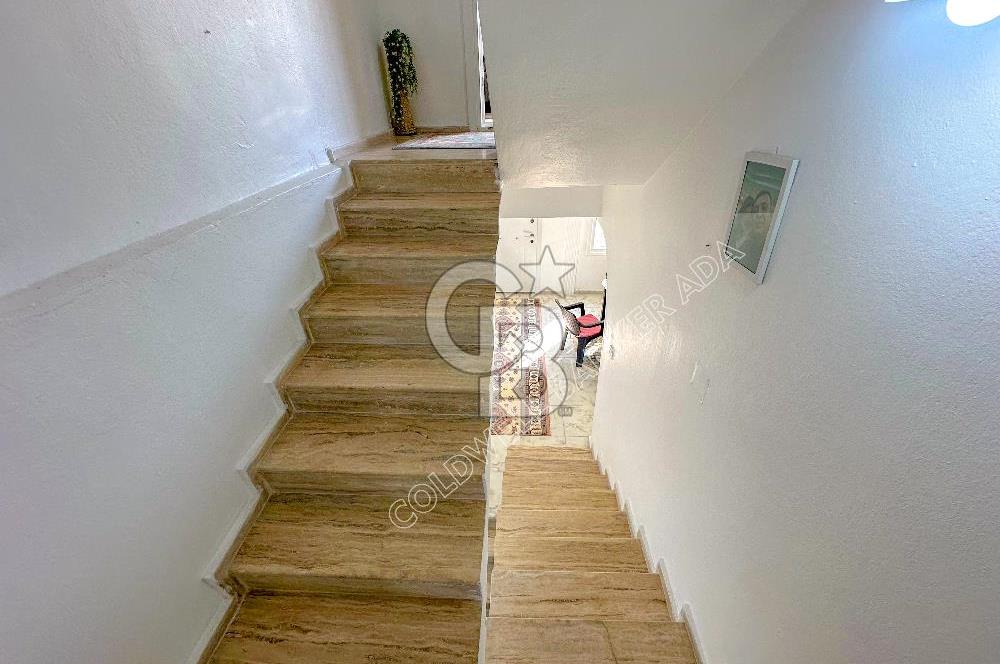 KUŞADASI MERKEZDE DENİZE YÜRÜME MESAFESİNDE DAİRE FİYATINA DENİZ MANZARALI 3+1 VİLLA 