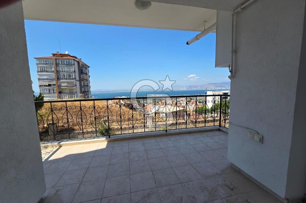 Narlıdere'de Deniz Manzaralı Site içi Havuzlu Otoparklı Daire