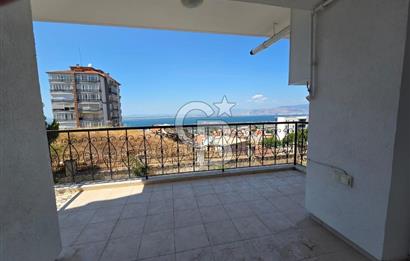 Narlıdere'de Deniz Manzaralı Site içi Havuzlu Otoparklı Daire