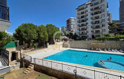 Narlıdere'de Deniz Manzaralı Site içi Havuzlu Otoparklı Daire