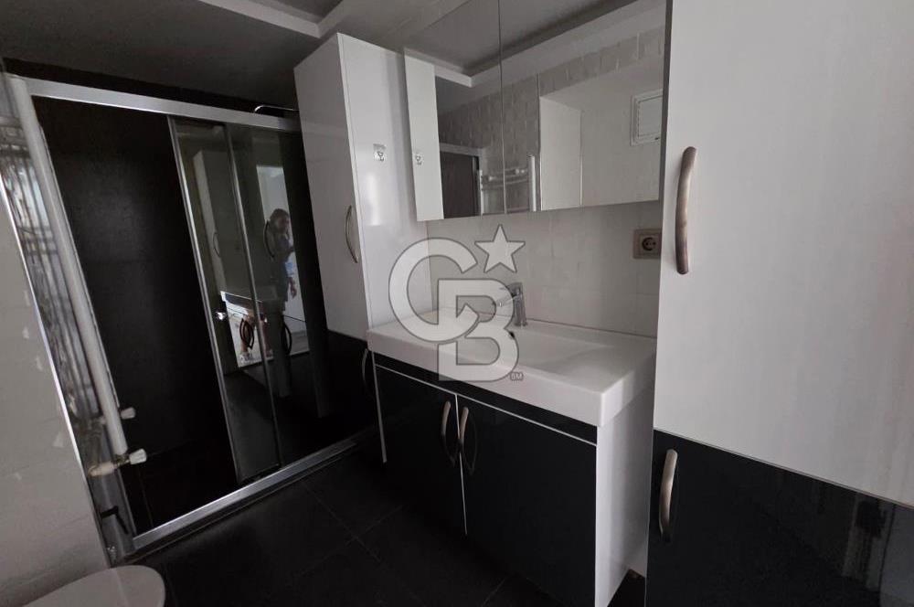 Narlıdere'de Deniz Manzaralı Site içi Havuzlu Otoparklı Daire
