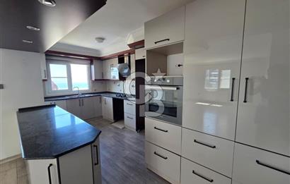 Narlıdere'de Deniz Manzaralı Site içi Havuzlu Otoparklı Daire