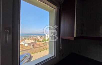 Narlıdere'de Deniz Manzaralı Site içi Havuzlu Otoparklı Daire