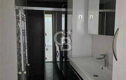 Narlıdere'de Deniz Manzaralı Site içi Havuzlu Otoparklı Daire