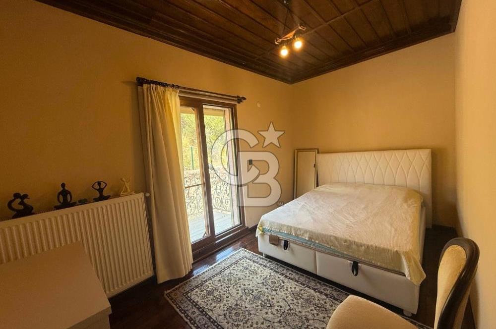ÇANDARLI'DA KÖRFEZ MANZARALI VE BAHÇELİ TAŞ VİLLA (MÜSTAKİL)