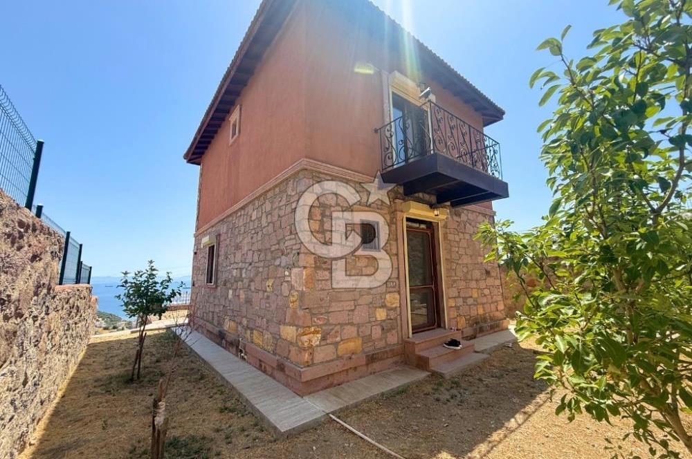 ÇANDARLI'DA KÖRFEZ MANZARALI VE BAHÇELİ TAŞ VİLLA (MÜSTAKİL)