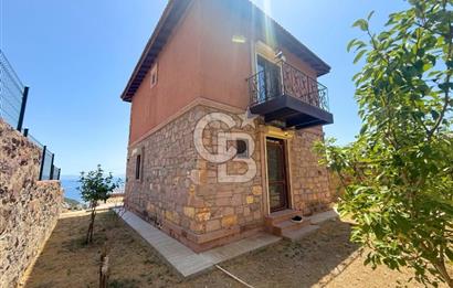ÇANDARLI'DA KÖRFEZ MANZARALI VE BAHÇELİ TAŞ VİLLA (MÜSTAKİL)