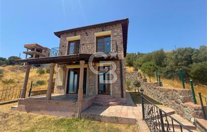 ÇANDARLI'DA KÖRFEZ MANZARALI VE BAHÇELİ TAŞ VİLLA (MÜSTAKİL)