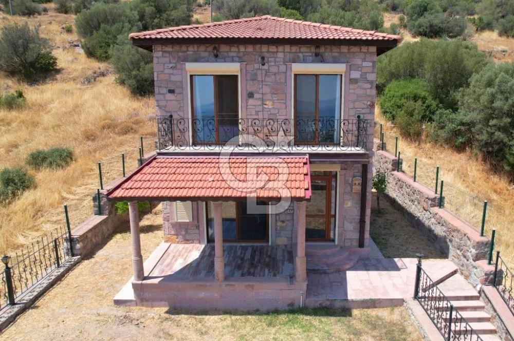 ÇANDARLI'DA KÖRFEZ MANZARALI VE BAHÇELİ TAŞ VİLLA (MÜSTAKİL)