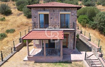 ÇANDARLI'DA KÖRFEZ MANZARALI VE BAHÇELİ TAŞ VİLLA (MÜSTAKİL)