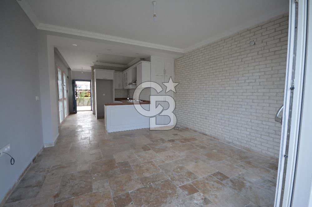 Ayvalık Altınova'da Havuzlu Site İçinde Satılık Villa