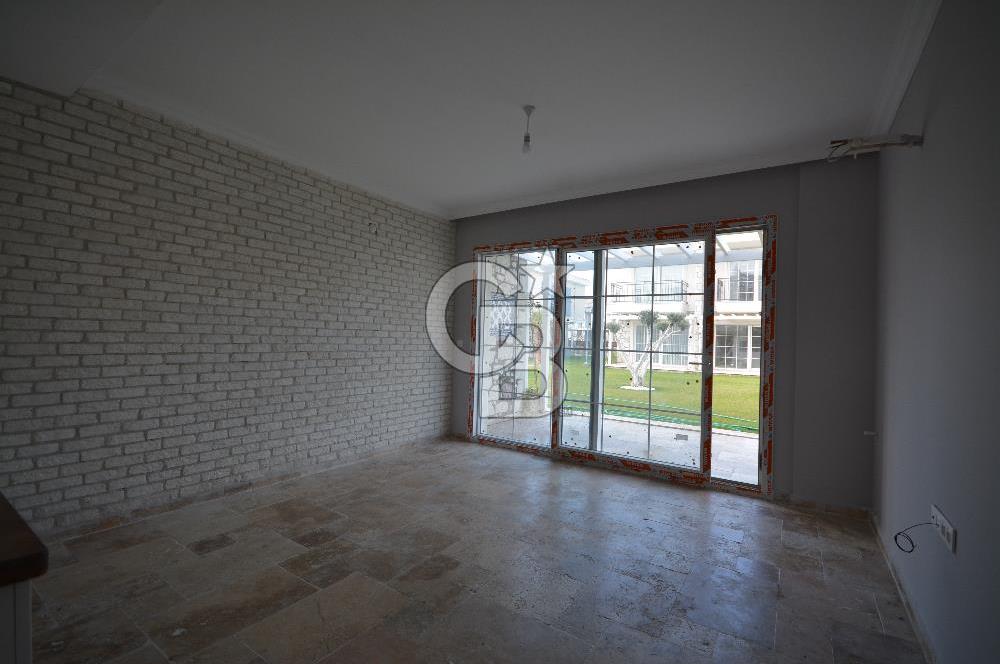 Ayvalık Altınova'da Havuzlu Site İçinde Satılık Villa