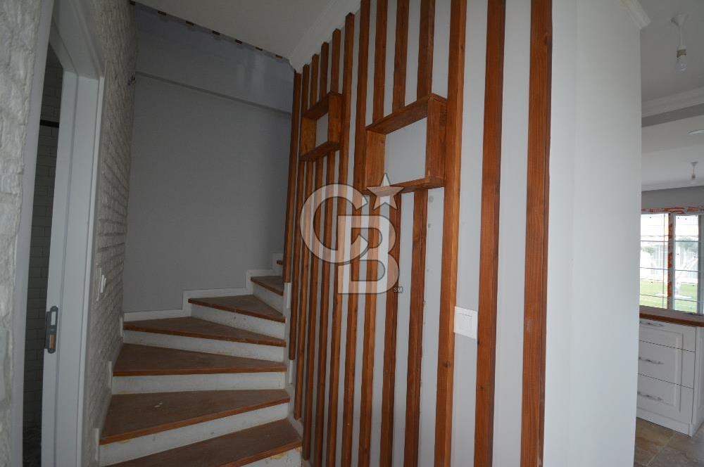 Ayvalık Altınova'da Havuzlu Site İçinde Satılık Villa