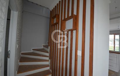 Ayvalık Altınova'da Havuzlu Site İçinde Satılık Villa