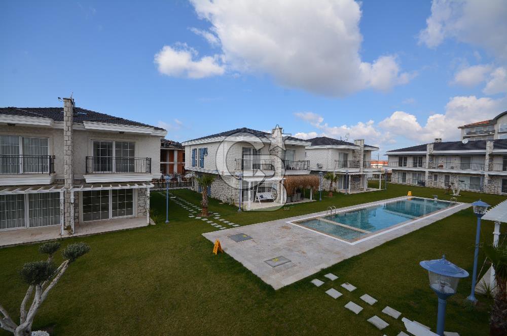 Ayvalık Altınova'da Havuzlu Site İçinde Satılık Villa