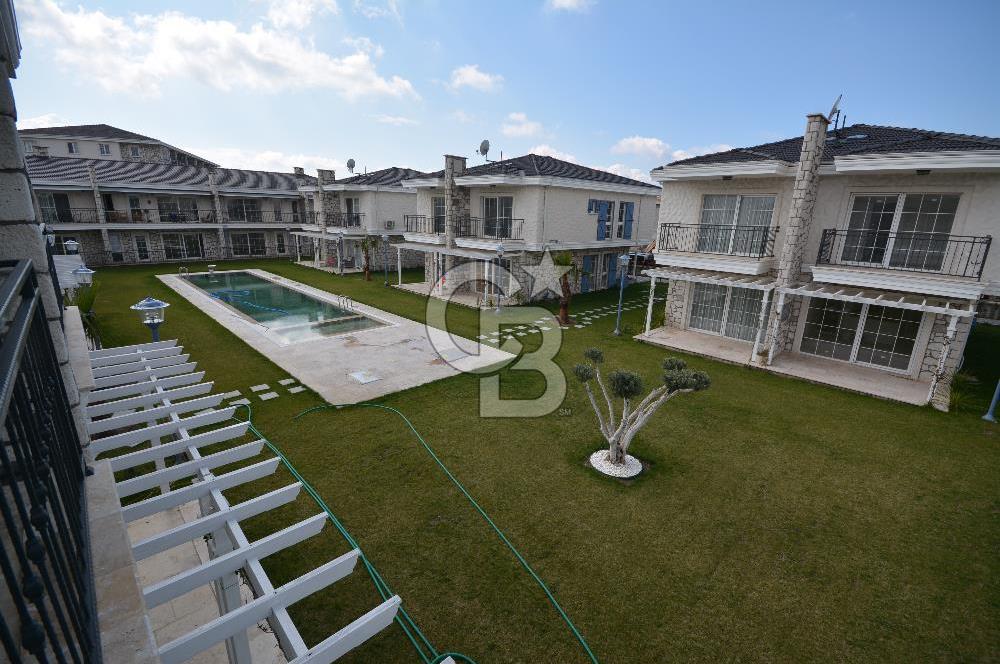Ayvalık Altınova'da Havuzlu Site İçinde Satılık Villa