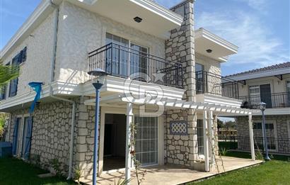 Ayvalık Altınova'da Havuzlu Site İçinde Satılık Villa