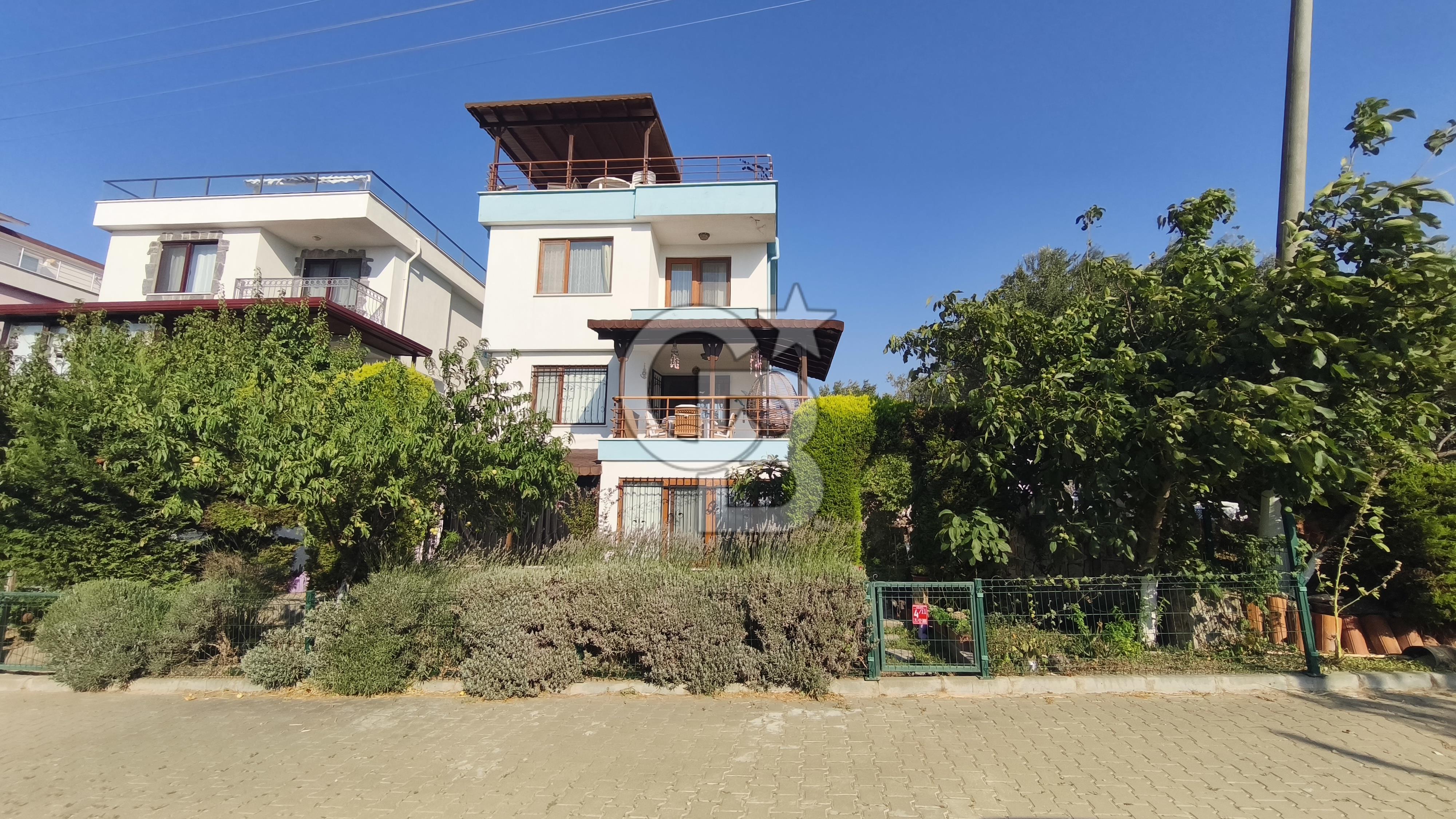 Gömeç Karaağaç'ta Köşe Konumda Deniz Manzaralı 4+1 Villa
