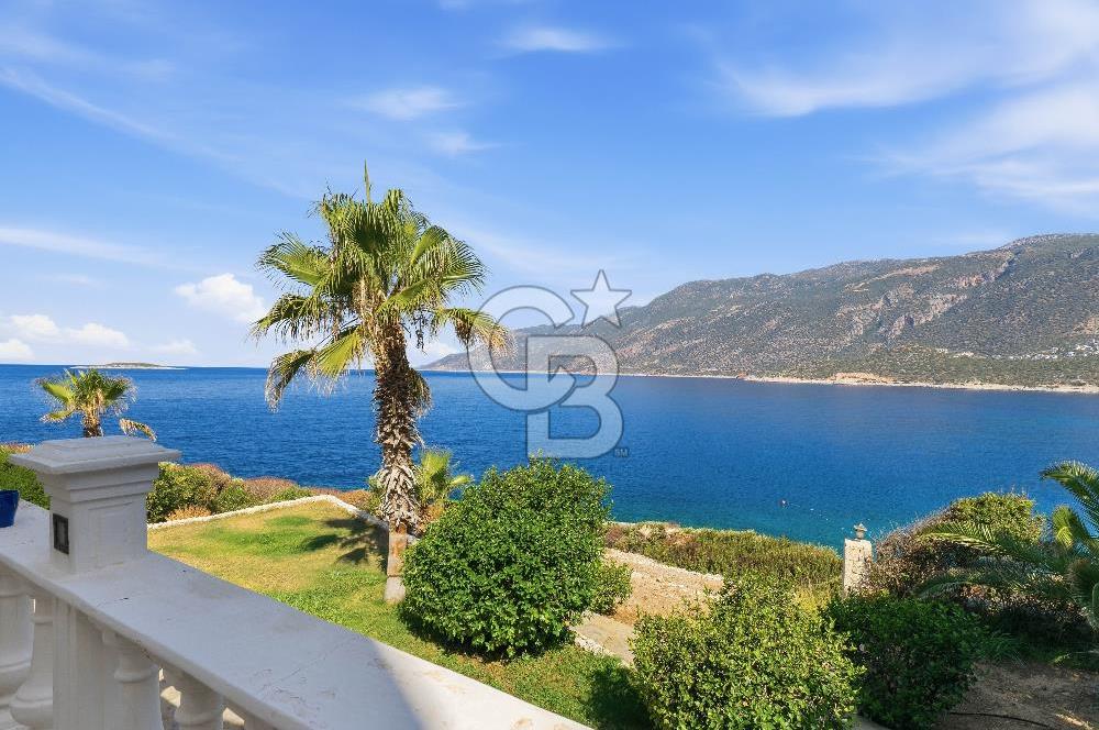 KAŞ YARIMADA DA SİZE ÖZEL PLAJI OLAN SATILIK HAVUZLU LÜKS VİLLA