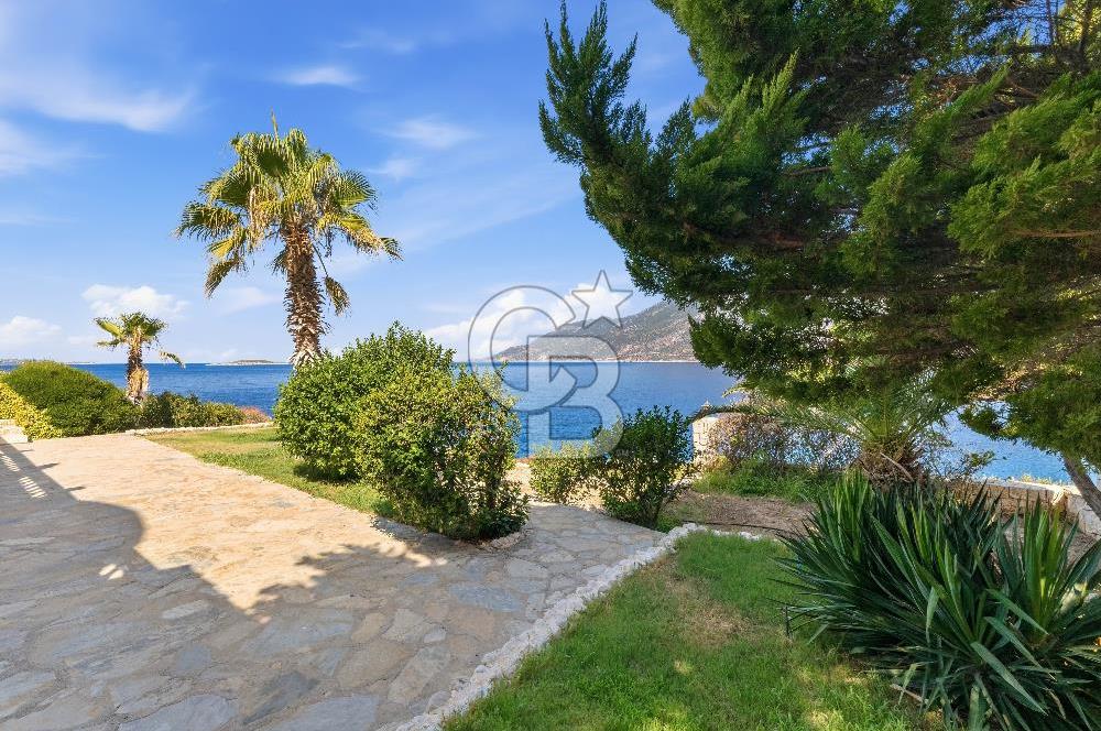 KAŞ YARIMADA DA SİZE ÖZEL PLAJI OLAN SATILIK HAVUZLU LÜKS VİLLA
