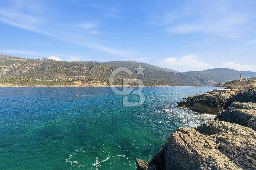 KAŞ YARIMADA DA SİZE ÖZEL PLAJI OLAN SATILIK HAVUZLU LÜKS VİLLA