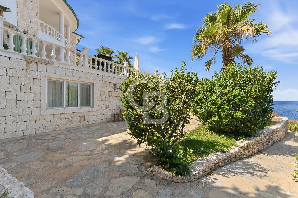 KAŞ YARIMADA DA SİZE ÖZEL PLAJI OLAN SATILIK HAVUZLU LÜKS VİLLA