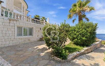 KAŞ YARIMADA DA SİZE ÖZEL PLAJI OLAN SATILIK HAVUZLU LÜKS VİLLA