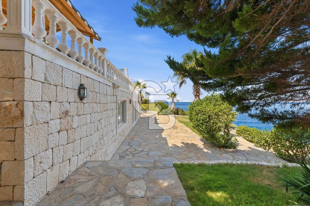 KAŞ YARIMADA DA SİZE ÖZEL PLAJI OLAN SATILIK HAVUZLU LÜKS VİLLA