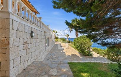 KAŞ YARIMADA DA SİZE ÖZEL PLAJI OLAN SATILIK HAVUZLU LÜKS VİLLA