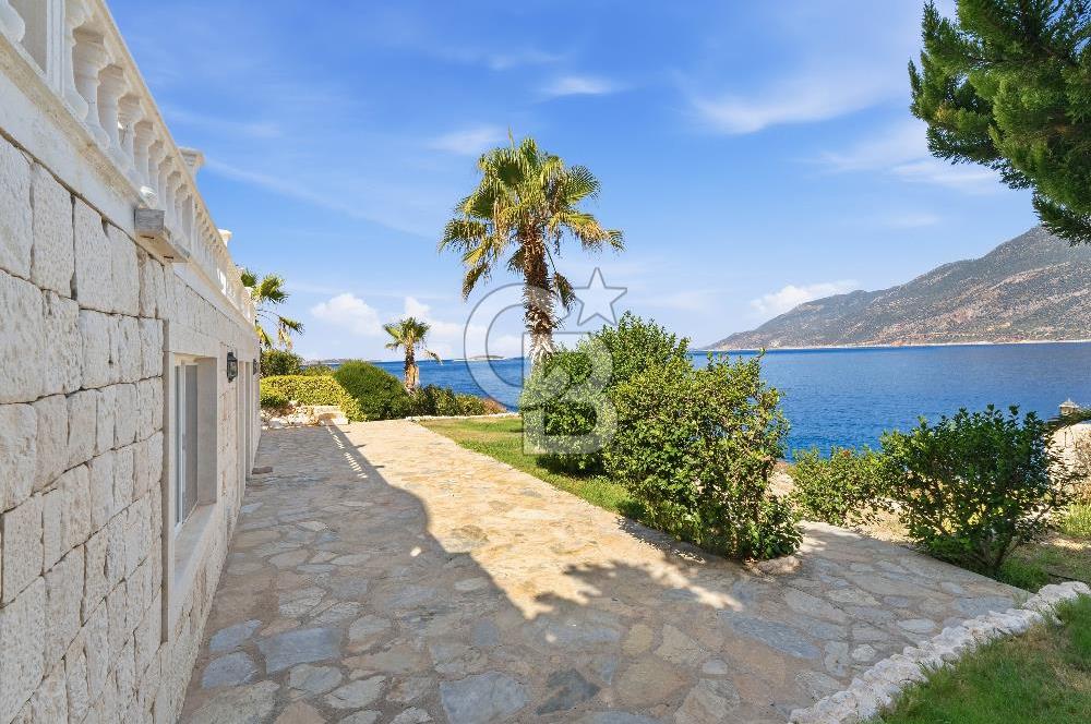 KAŞ YARIMADA DA SİZE ÖZEL PLAJI OLAN SATILIK HAVUZLU LÜKS VİLLA