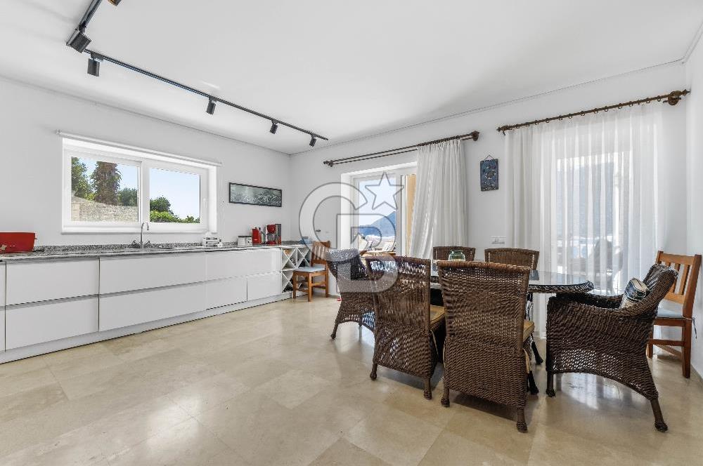 KAŞ YARIMADA DA SİZE ÖZEL PLAJI OLAN SATILIK HAVUZLU LÜKS VİLLA