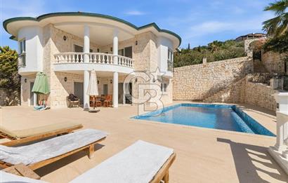 KAŞ YARIMADA DA SİZE ÖZEL PLAJI OLAN SATILIK HAVUZLU LÜKS VİLLA