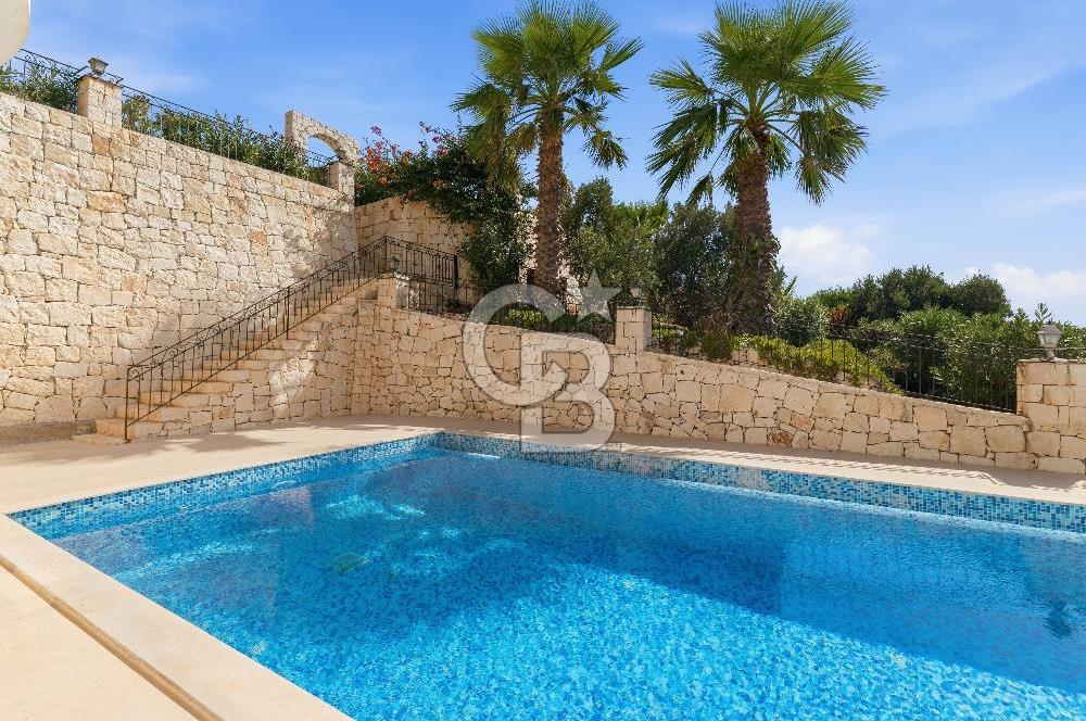 KAŞ YARIMADA DA SİZE ÖZEL PLAJI OLAN SATILIK HAVUZLU LÜKS VİLLA