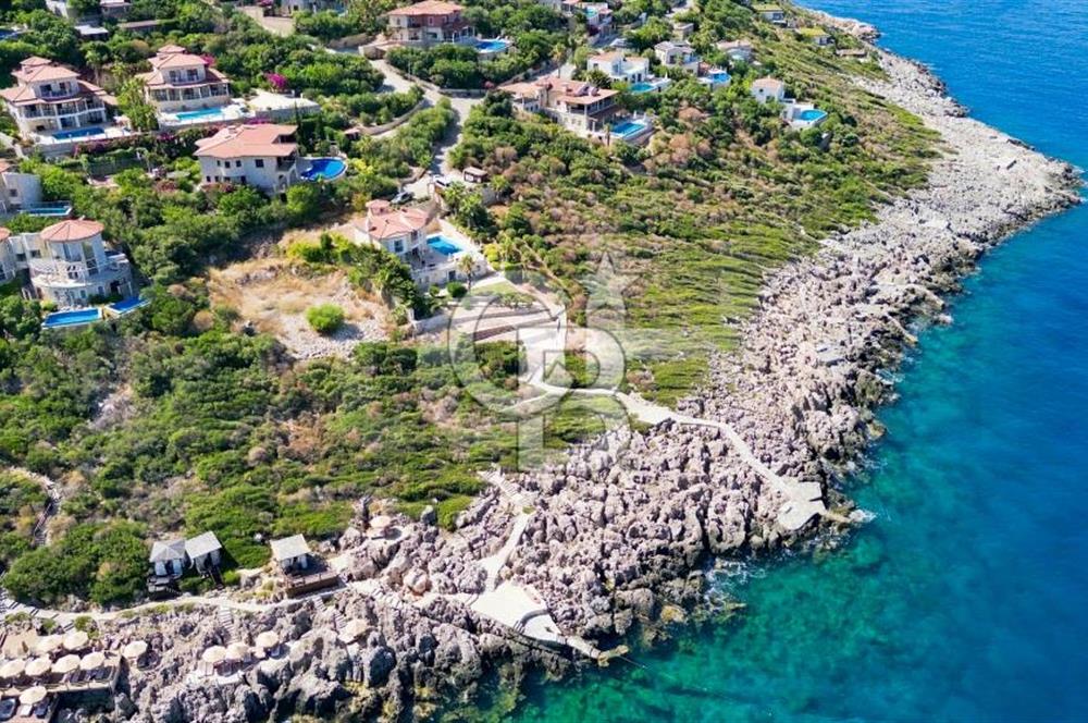 KAŞ YARIMADA DA SİZE ÖZEL PLAJI OLAN SATILIK HAVUZLU LÜKS VİLLA