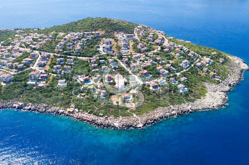 KAŞ YARIMADA DA SİZE ÖZEL PLAJI OLAN SATILIK HAVUZLU LÜKS VİLLA