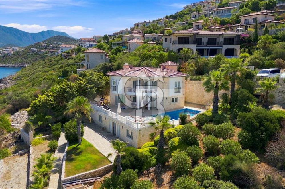 KAŞ YARIMADA DA SİZE ÖZEL PLAJI OLAN SATILIK HAVUZLU LÜKS VİLLA